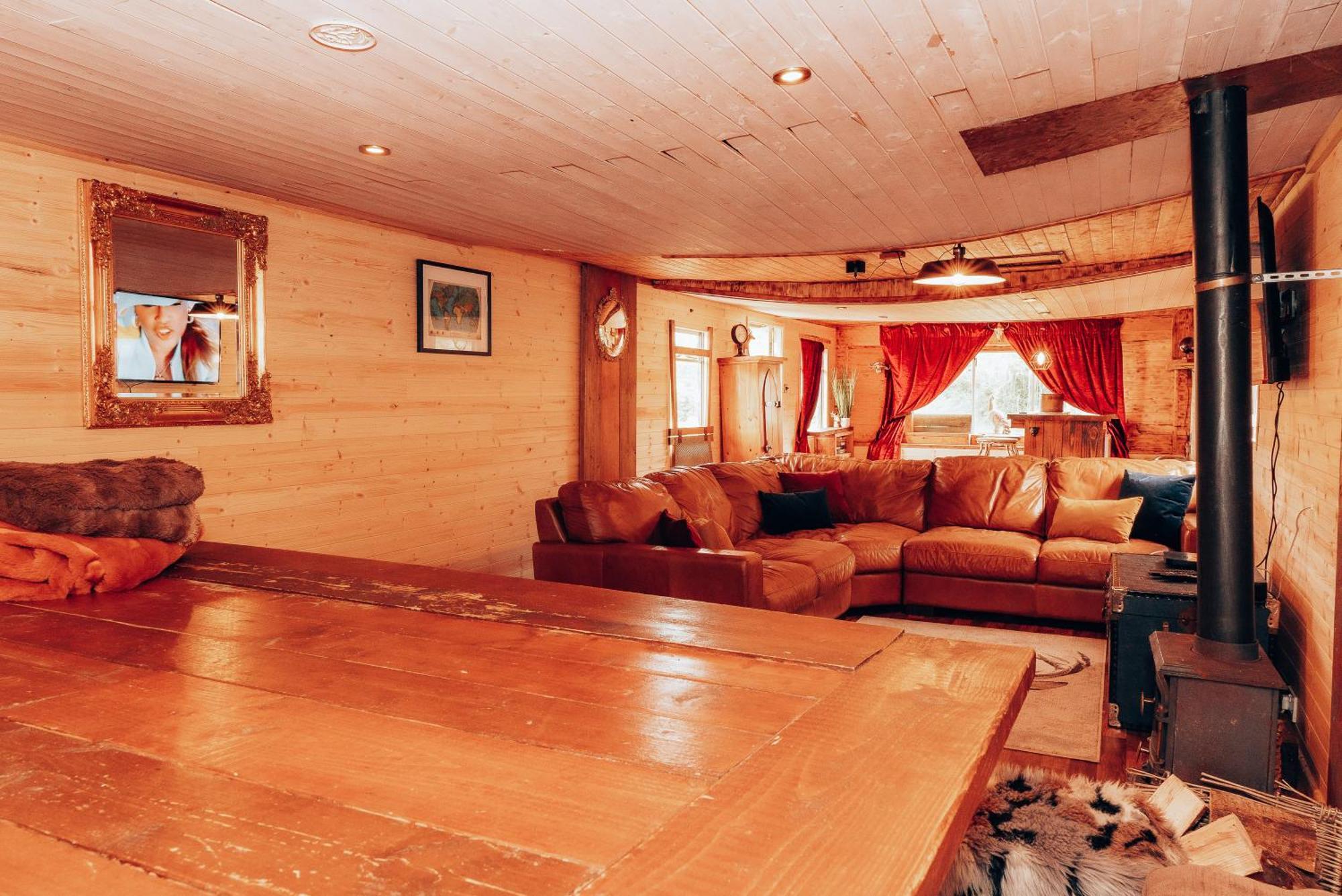 Hideout Manor - Jekyll & Hideout Villa - York — Photos 3